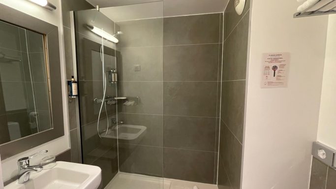 Salle de bains à rénover Avant